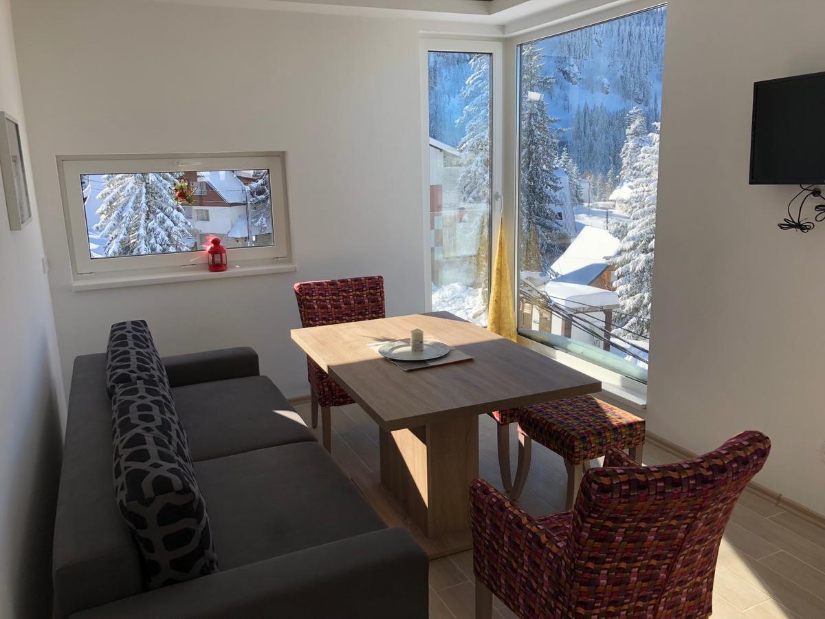 Apartmani Mont 1 ヤホリナ エクステリア 写真