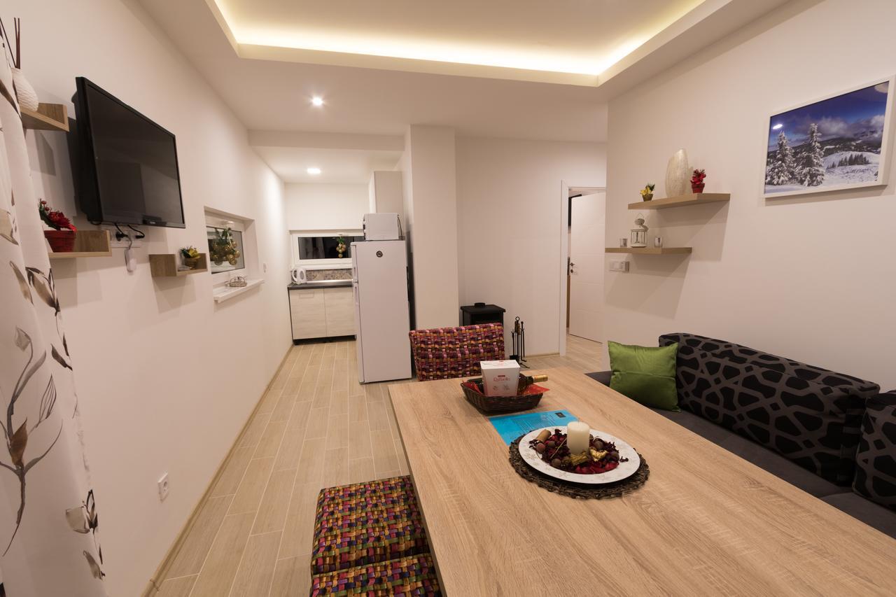 Apartmani Mont 1 ヤホリナ エクステリア 写真